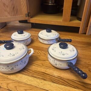 4 pcs Vintage Crowning touch cookware in Blue Garland pattern